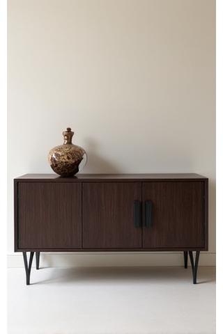 Modernes Sideboard mit dunkler Holzoberfläche und Metallbeinen.